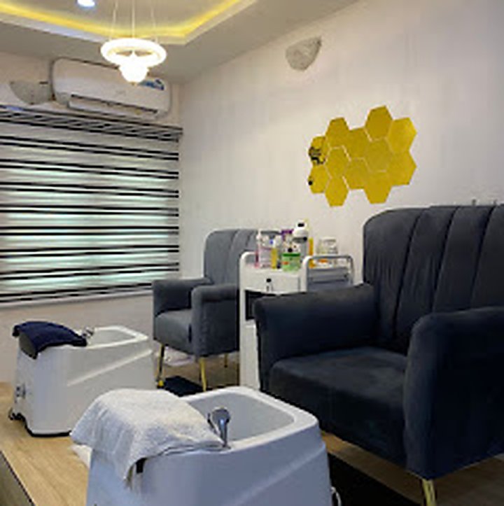 Manicure and pedicure seating