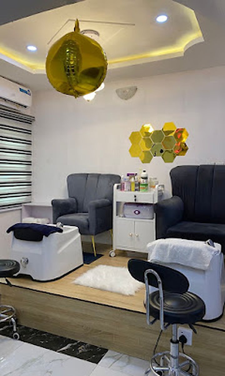 Pedicure sanctuary with gold hexagon wall